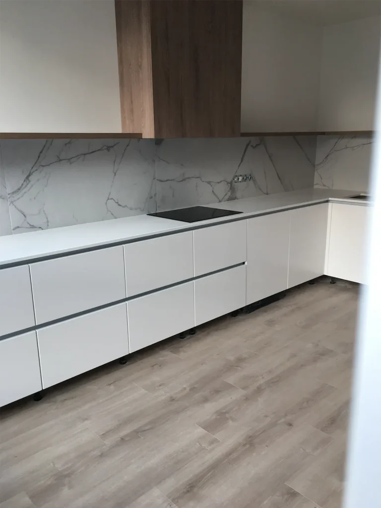Кутова стільниця з кварцового каменю Caesarstone 1141 Pure White — фото 2 — MAS — Modern Acrylic Stone