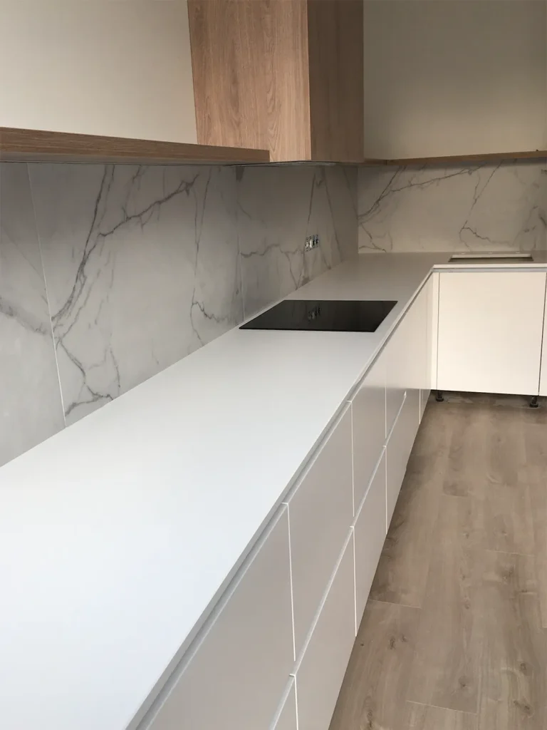 Кутова стільниця з кварцового каменю Caesarstone 1141 Pure White — фото 4 — MAS — Modern Acrylic Stone