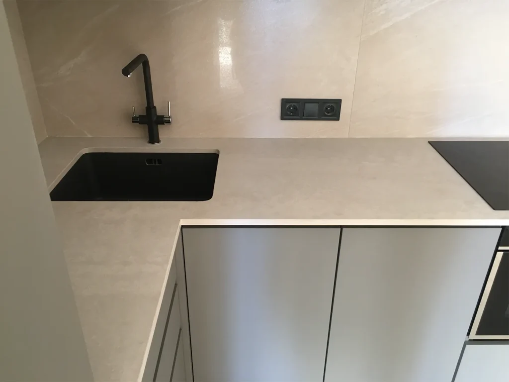 Кутова стільниця з кварцового агломерату Caesarstone 4023 Topus Concrete — фото 4 — MAS — Modern Acrylic Stone