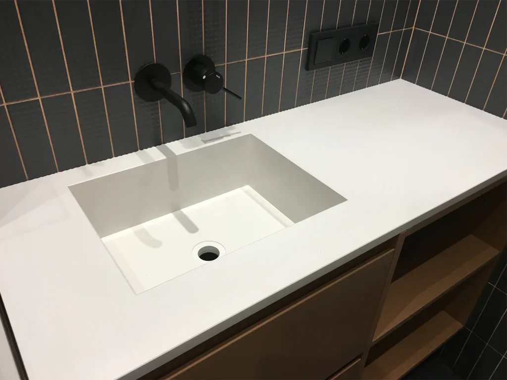 Стільниця з раковиною з кварцу Caesarstone 1141 Pure White — фото 1 — MAS — Modern Acrylic Stone