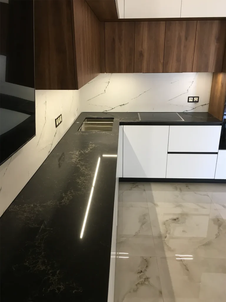 Г-образная кухонная столешница и столешница в ванную из кварца Caesarstone 5100 Vanilla Noir — фото 2 — MAS — Modern Acrylic Stone