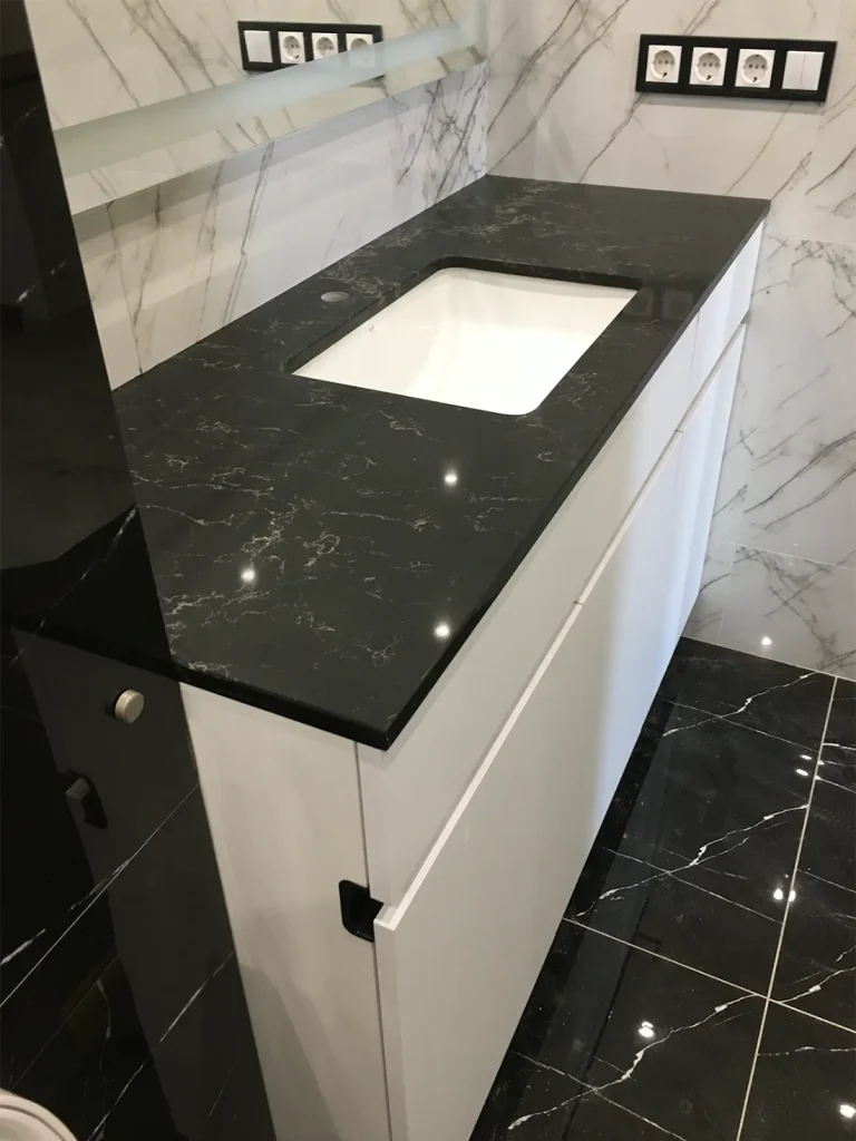 Г-образная кухонная столешница и столешница в ванную из кварца Caesarstone 5100 Vanilla Noir — фото 4 — MAS — Modern Acrylic Stone
