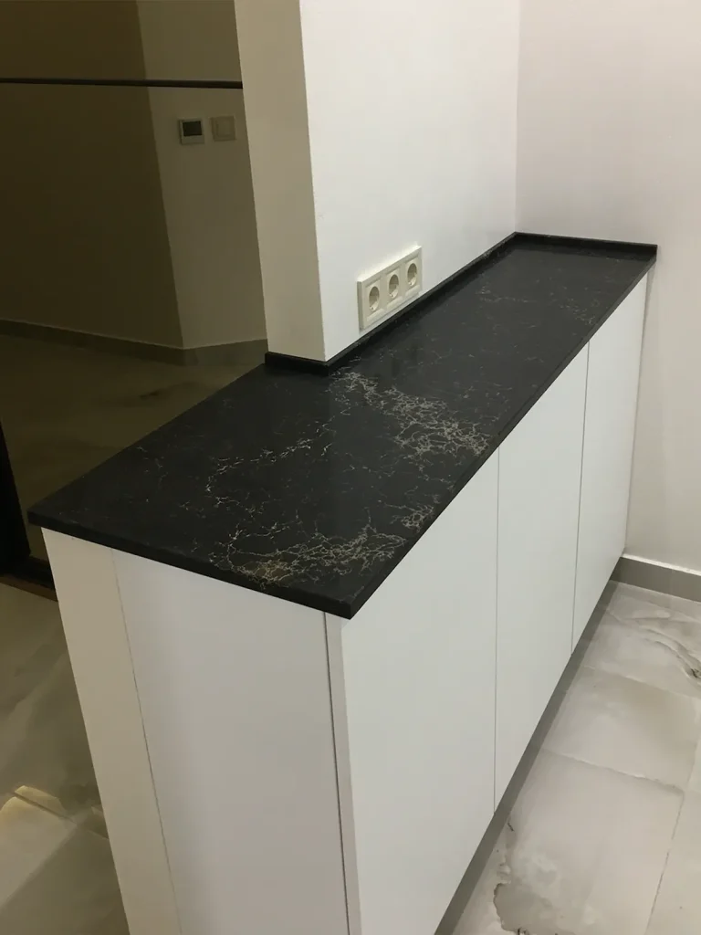 Г-образная кухонная столешница и столешница в ванную из кварца Caesarstone 5100 Vanilla Noir — фото 6 — MAS — Modern Acrylic Stone