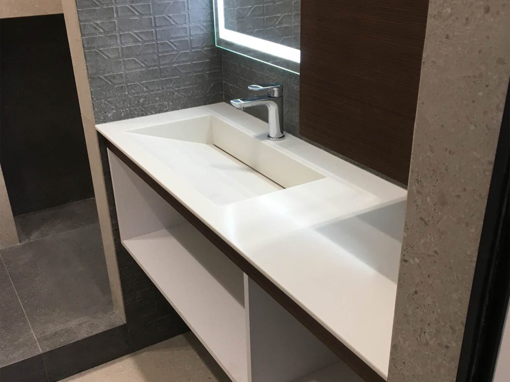 Стільниця з щілинною раковиною з акрилового каменю Corian Glacier Ice — фото 1 — MAS — Modern Acrylic Stone