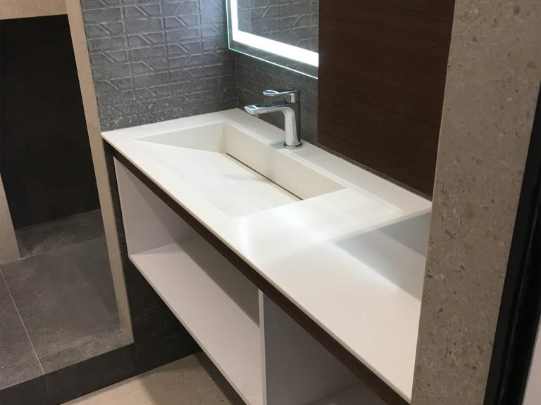 Стільниця з щілинною раковиною з акрилового каменю Corian Glacier Ice — фото 1 — MAS — Modern Acrylic Stone