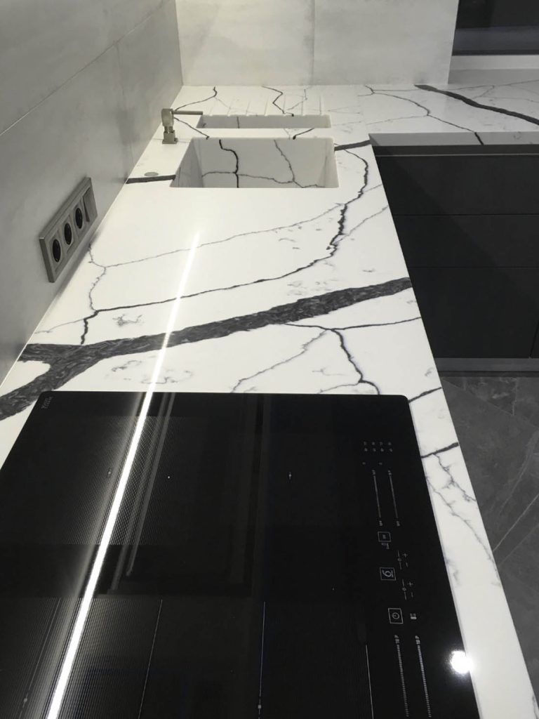 Г-подібна стільниця з двома мийками з кварцового агломерату Avant Quartz 7300 Калакатта Аяччо — фото 1 — MAS — Modern Acrylic Stone