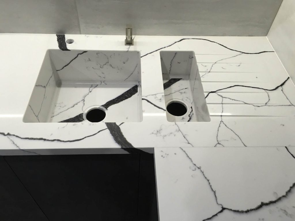 Г-подібна стільниця з двома мийками з кварцового агломерату Avant Quartz 7300 Калакатта Аяччо — фото 3 — MAS — Modern Acrylic Stone