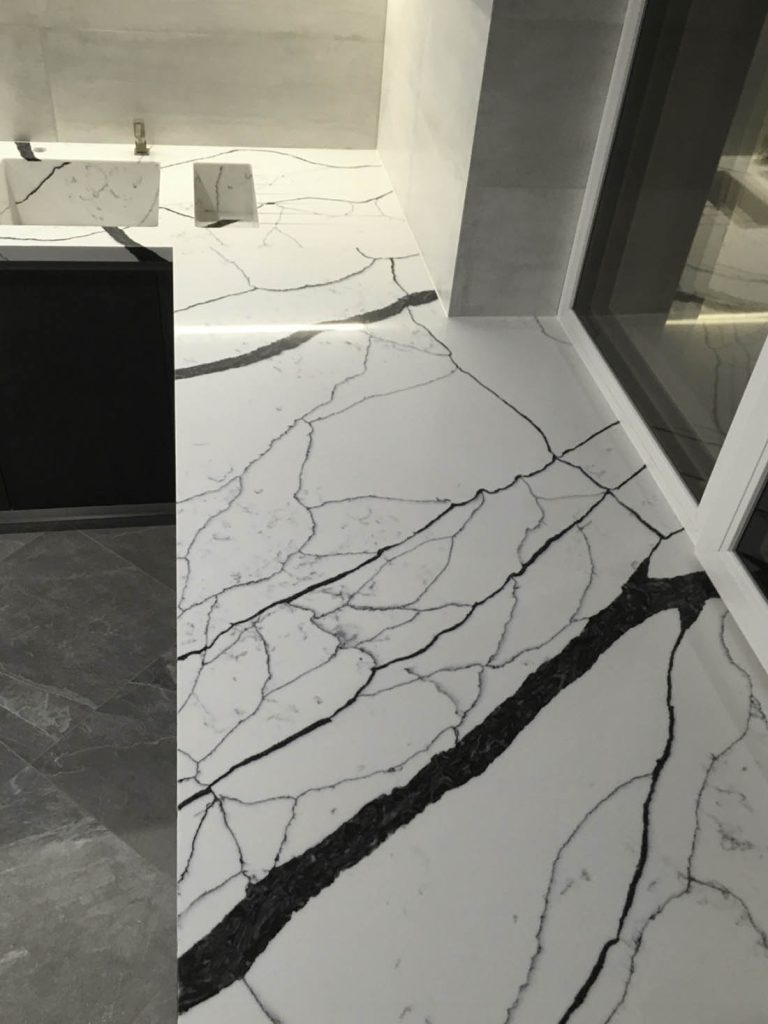 Г-подібна стільниця з двома мийками з кварцового агломерату Avant Quartz 7300 Калакатта Аяччо — фото 4 — MAS — Modern Acrylic Stone