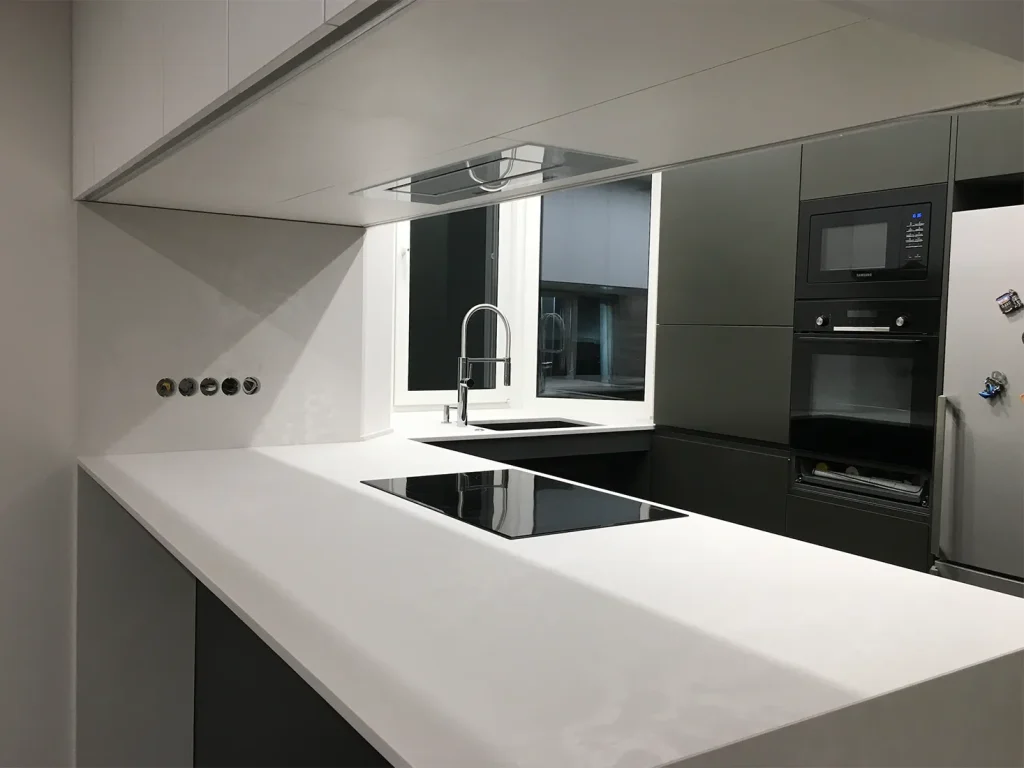 Остров, стеновая панель и столешница с переходом в подоконник Caesarstone 4011 Cloudburst Concrete — фото 3 — MAS — Modern Acrylic Stone