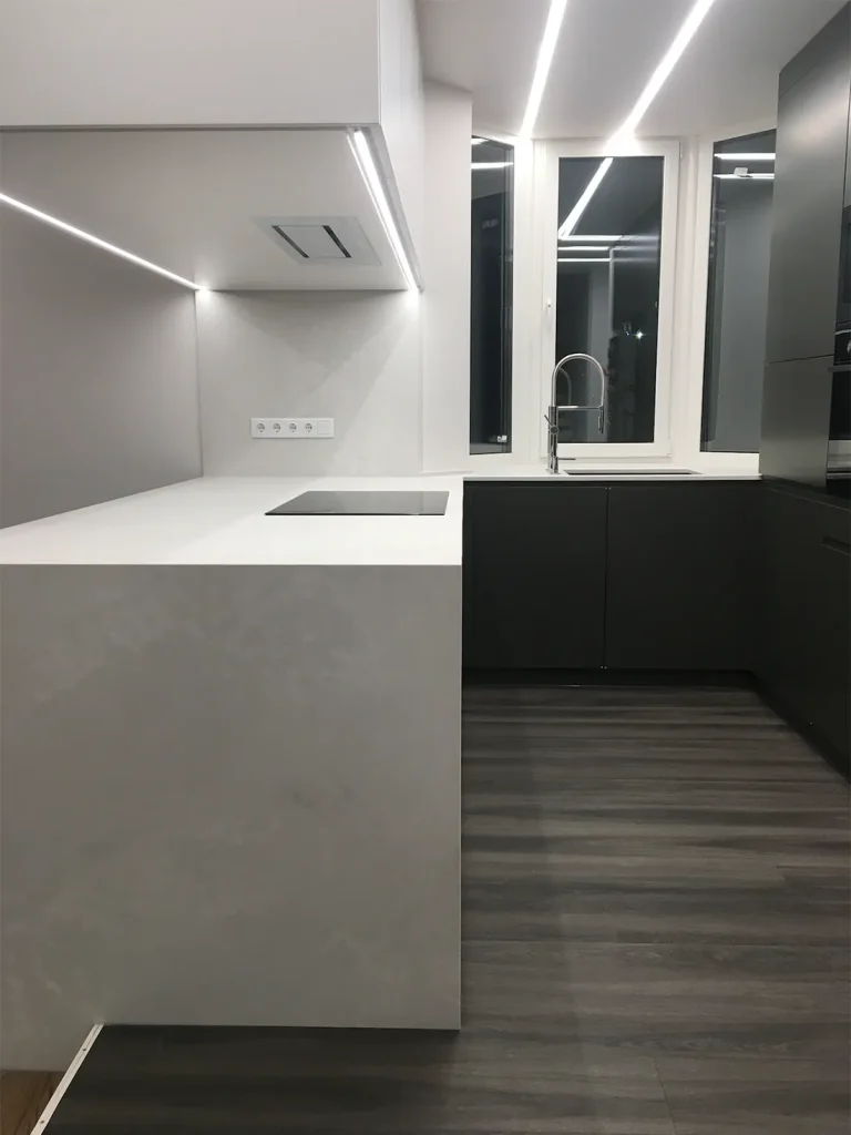Остров, стеновая панель и столешница с переходом в подоконник Caesarstone 4011 Cloudburst Concrete — фото 4 — MAS — Modern Acrylic Stone