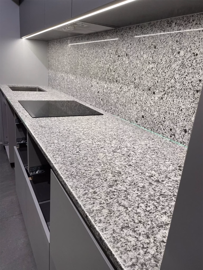 Кварцевая столешница и стеновая панель Atem Terra Black 005 — фото 1 — MAS — Modern Acrylic Stone