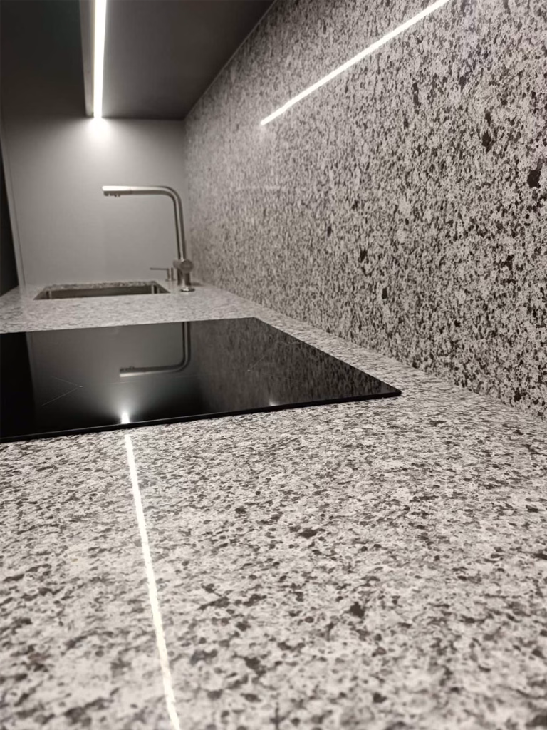 Кварцова стільниця та стінова панель Atem Terra Black 005 — фото 3 — MAS — Modern Acrylic Stone