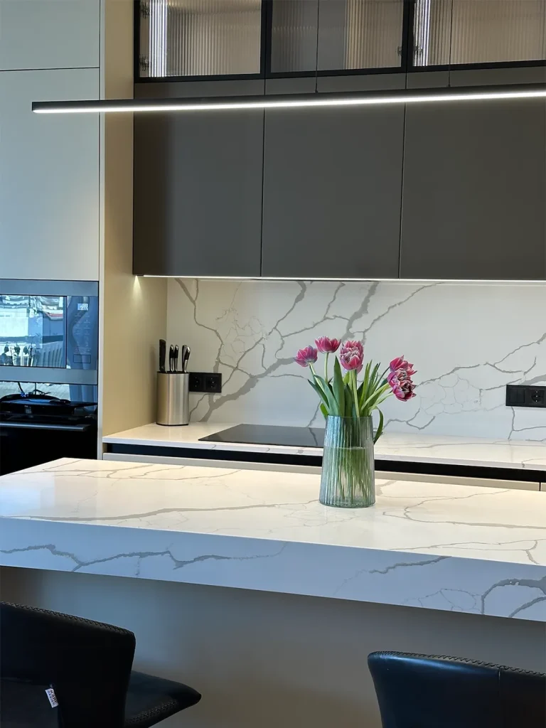 Кухонная столешница, фартук и остров из кварца Tisoro Q740 Calacatta Venato — фото 1 — MAS — Modern Acrylic Stone