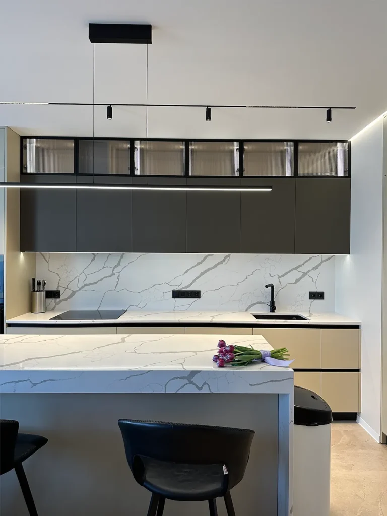 Кухонная столешница, фартук и остров из кварца Tisoro Q740 Calacatta Venato — фото 3 — MAS — Modern Acrylic Stone