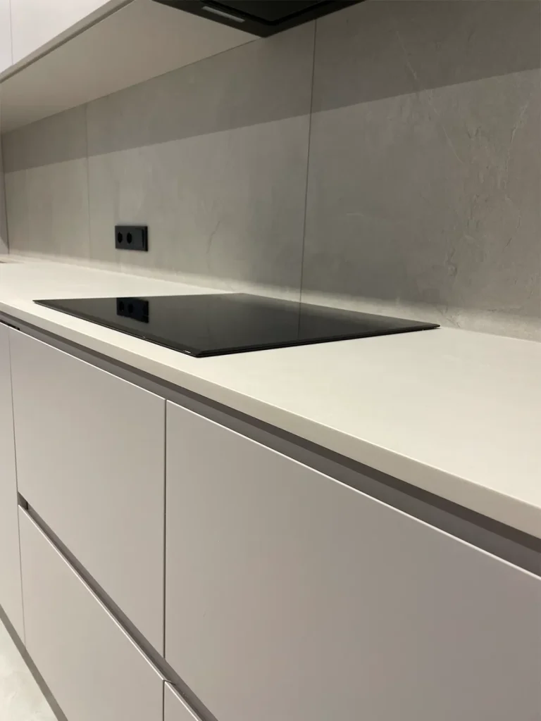 Пряма стільниця на кухню з кварцу Caesarstone 4011 Cloudburst Concrete — фото 5 — MAS — Modern Acrylic Stone
