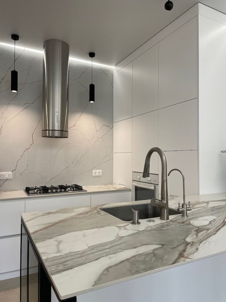 Стільниці та стіл з широкоформатного керамограніту Ascale Macchia Vecchia Gold — фото 1 — MAS — Modern Acrylic Stone