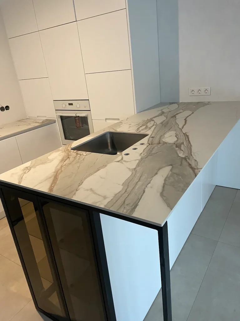 Стільниці та стіл з широкоформатного керамограніту Ascale Macchia Vecchia Gold — фото 4 — MAS — Modern Acrylic Stone