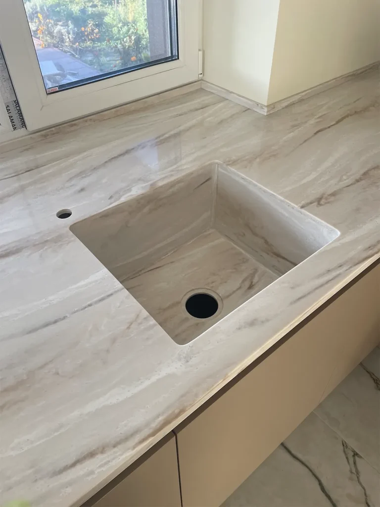Стільниця з мийкою та фартух на кухню з акрилу Grandex M-717 Shrimp Crust А — фото 1 — MAS — Modern Acrylic Stone