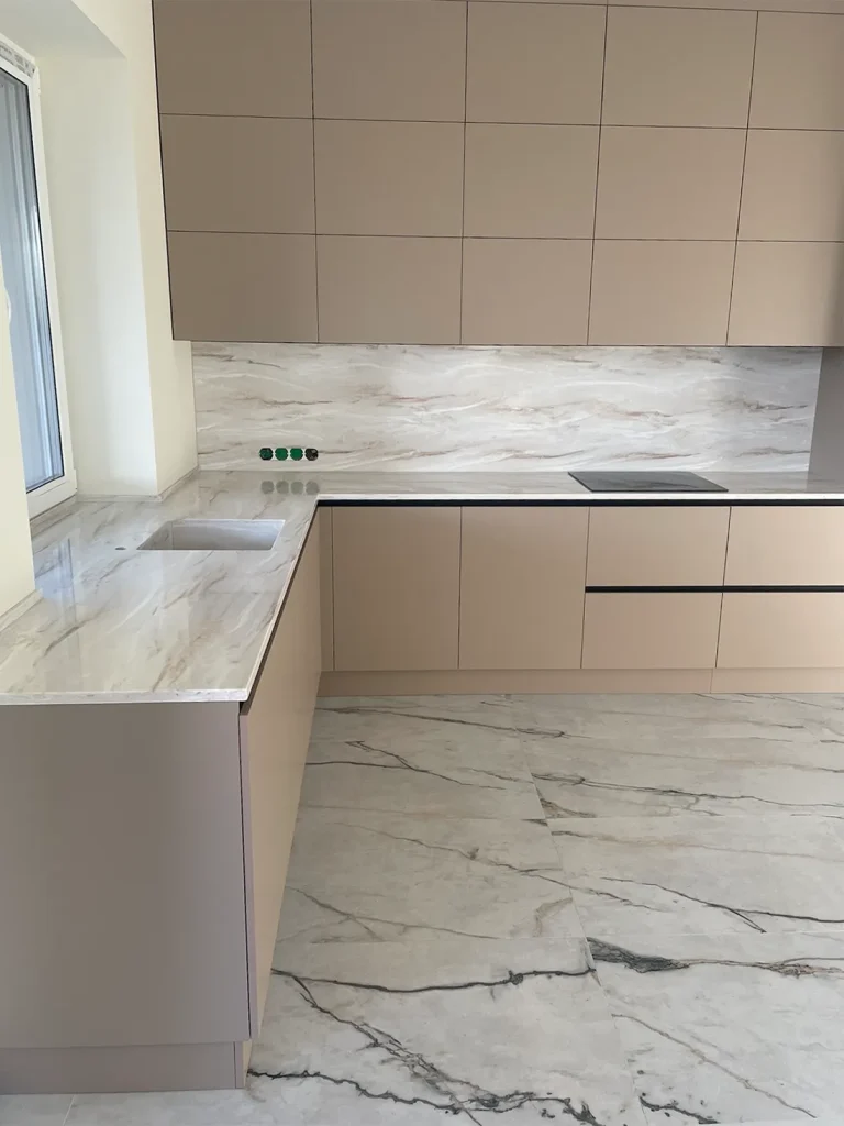 Стільниця з мийкою та фартух на кухню з акрилу Grandex M-717 Shrimp Crust А — фото 4 — MAS — Modern Acrylic Stone