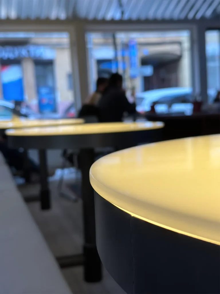 Стіл зі стільницею з акрилового каменю Hi-Macs S302 Opal — фото 1 — MAS — Modern Acrylic Stone