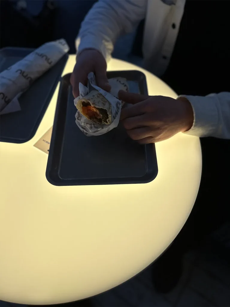 Стол со столешницей из акрилового камня Hi-Macs S302 Opal — фото 2 — MAS — Modern Acrylic Stone