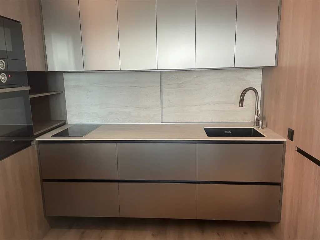 Раздвижные фасады и кухонная столешница из керамогранитной плиты Keralini Travertino Stone Beige — фото 2 — MAS — Modern Acrylic Stone