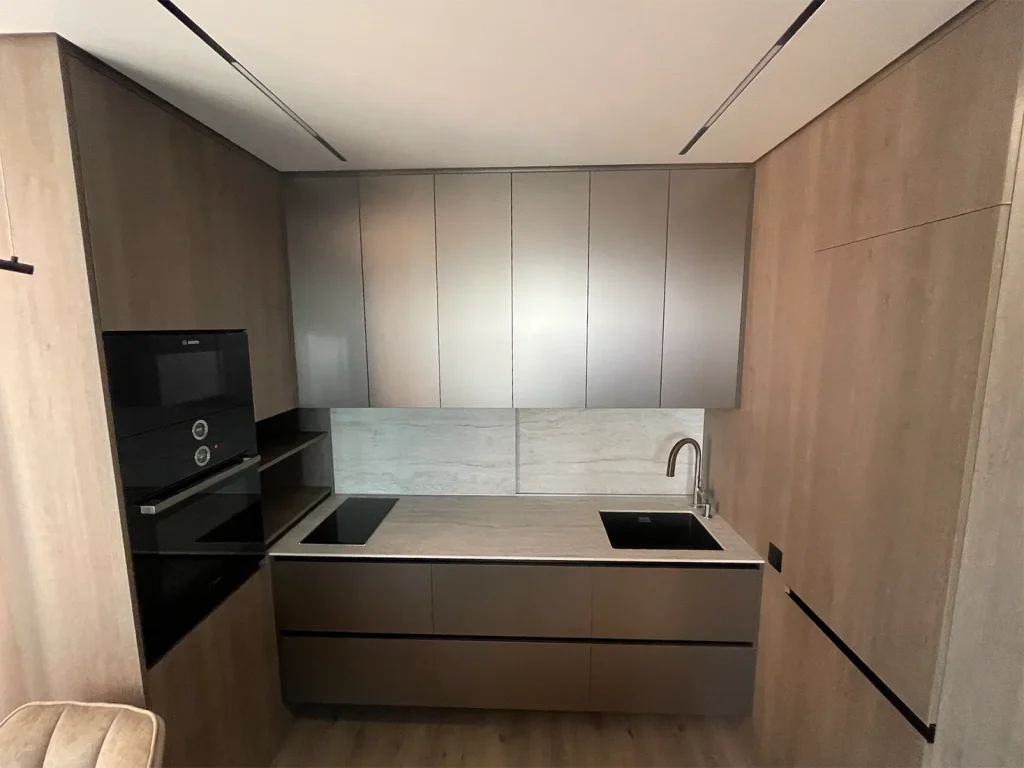 Раздвижные фасады и кухонная столешница из керамогранитной плиты Keralini Travertino Stone Beige — фото 3 — MAS — Modern Acrylic Stone