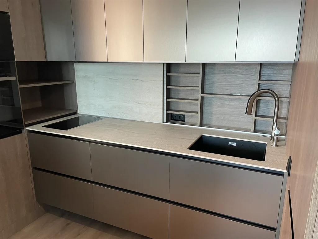 Раздвижные фасады и кухонная столешница из керамогранитной плиты Keralini Travertino Stone Beige — фото 6 — MAS — Modern Acrylic Stone