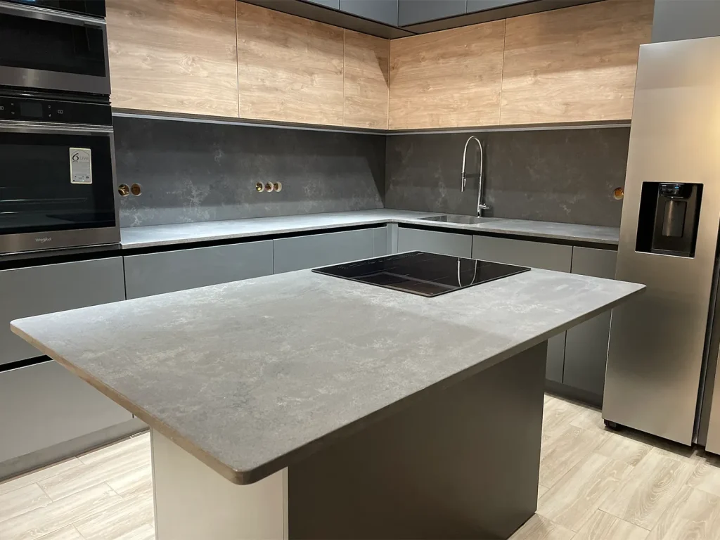 Фартук, угловая столешница, мойка и столешница на остров из кварца Avant Quartz 8800H Cassis — фото 2 — MAS — Modern Acrylic Stone