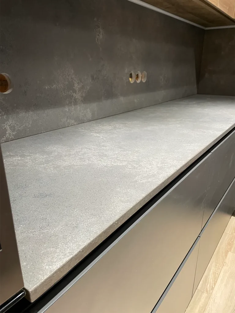 Фартук, угловая столешница, мойка и столешница на остров из кварца Avant Quartz 8800H Cassis — фото 5 — MAS — Modern Acrylic Stone