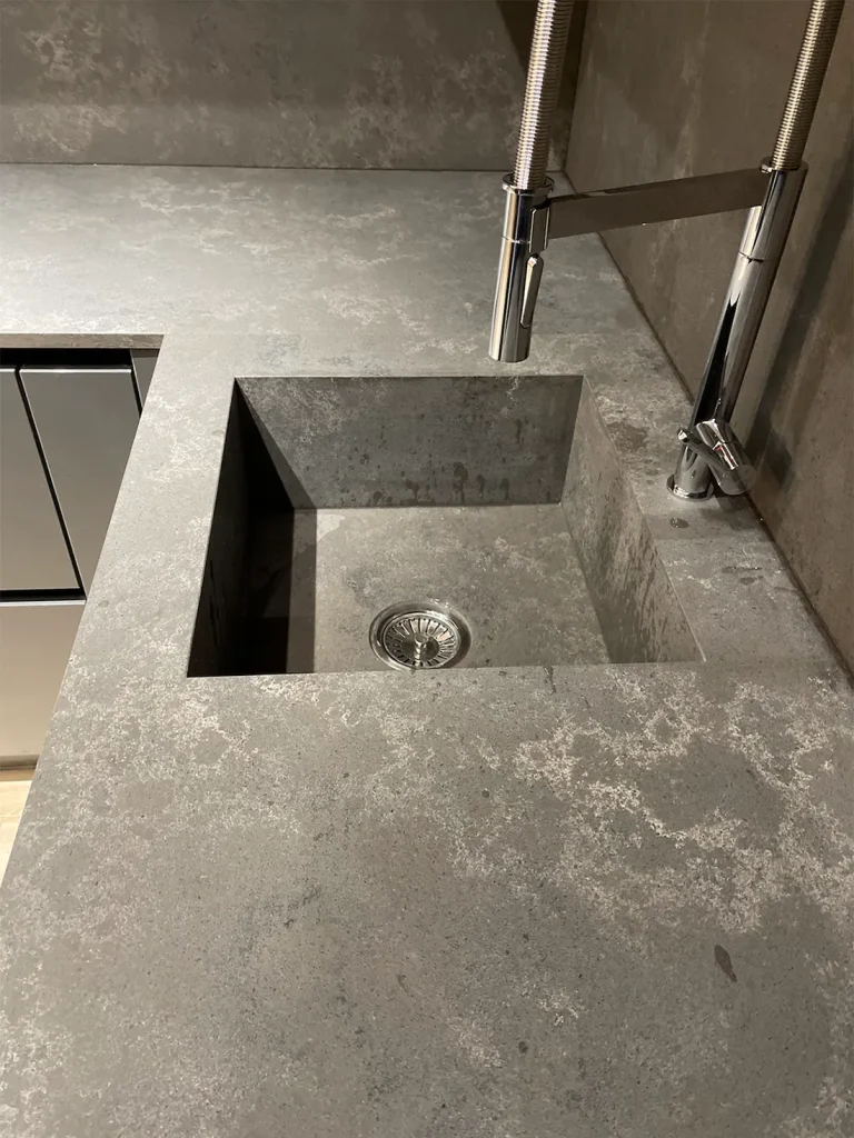 Фартух, кутова стільниця, мийка та стільниця на острів з кварцу Avant Quartz 8800H Cassis — фото 3 — MAS — Modern Acrylic Stone