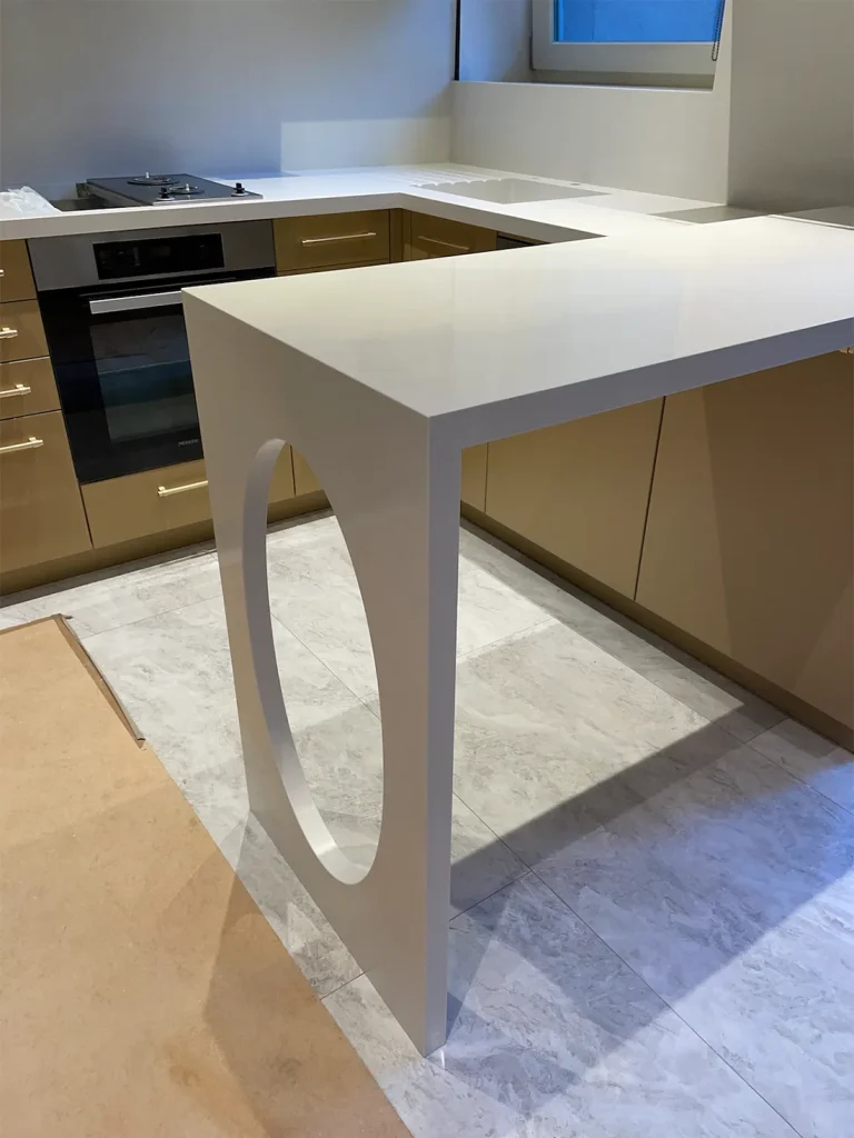 Стільниця, фартух, мийка та барна стійка з кварцу Vicostone BQ2088 Onyx White — фото 4 — MAS — Modern Acrylic Stone