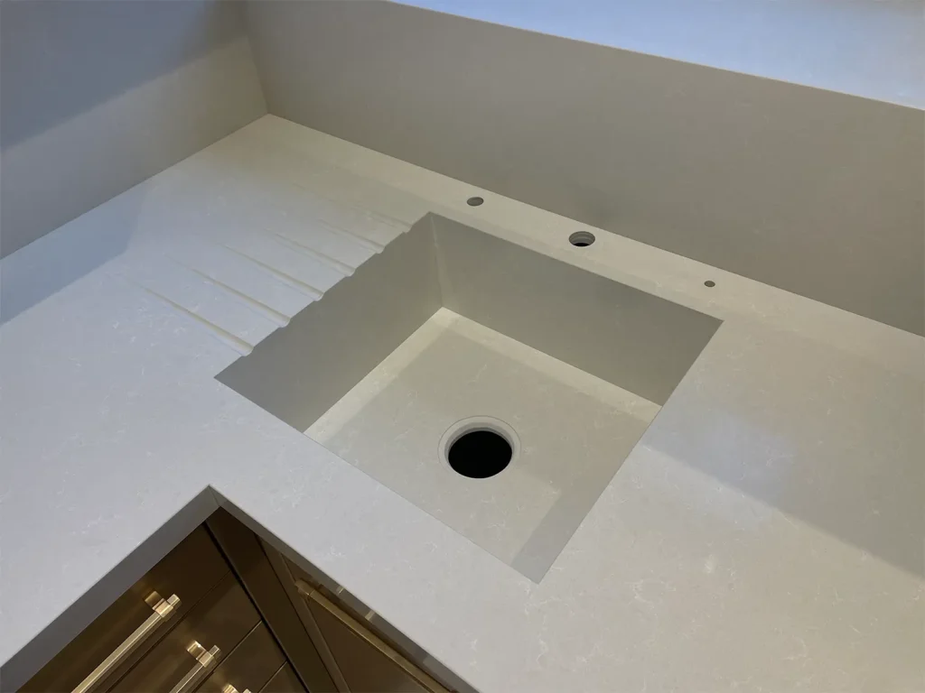Стільниця, фартух, мийка та барна стійка з кварцу Vicostone BQ2088 Onyx White — фото 5 — MAS — Modern Acrylic Stone