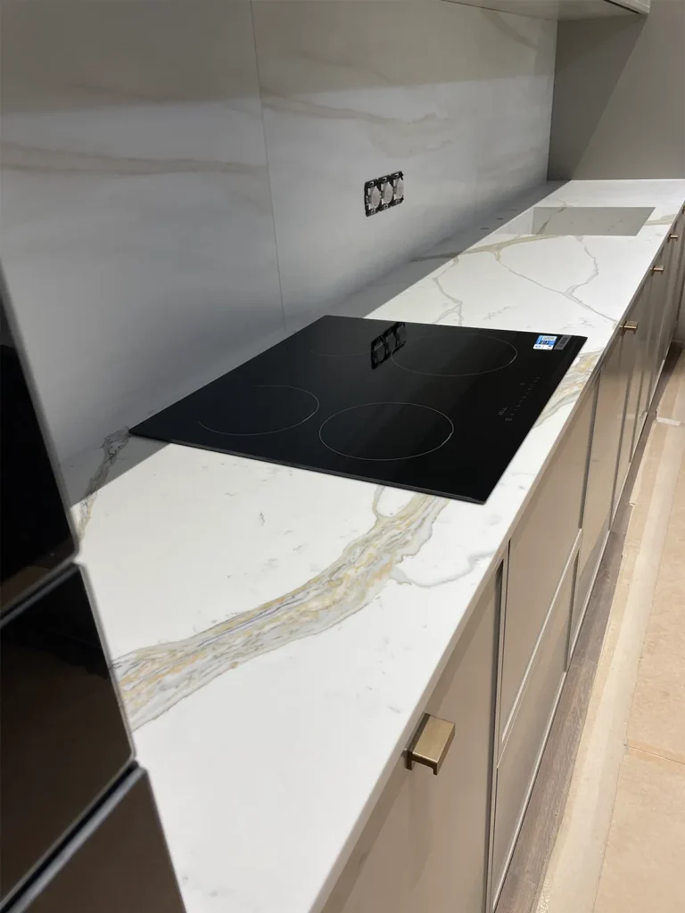 Стільниця з мийкою та стільниця на острів з кварцу Avant Quartz 7030 Калакатта Шенонсо — фото 1 — MAS — Modern Acrylic Stone