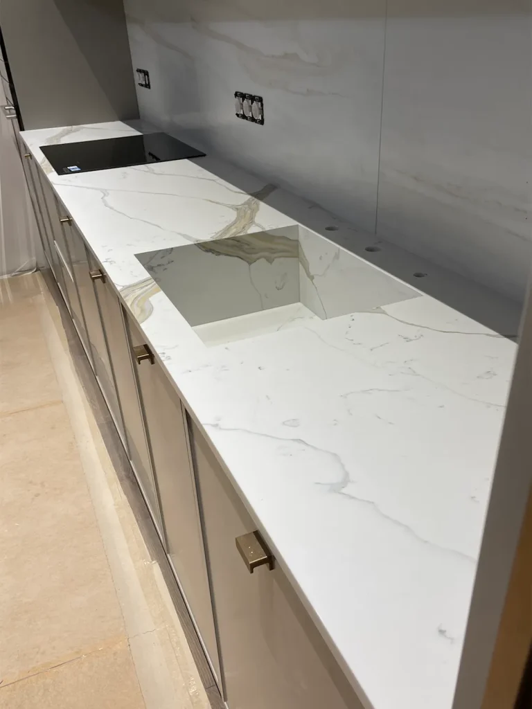 Стільниця з мийкою та стільниця на острів з кварцу Avant Quartz 7030 Калакатта Шенонсо — фото 2 — MAS — Modern Acrylic Stone