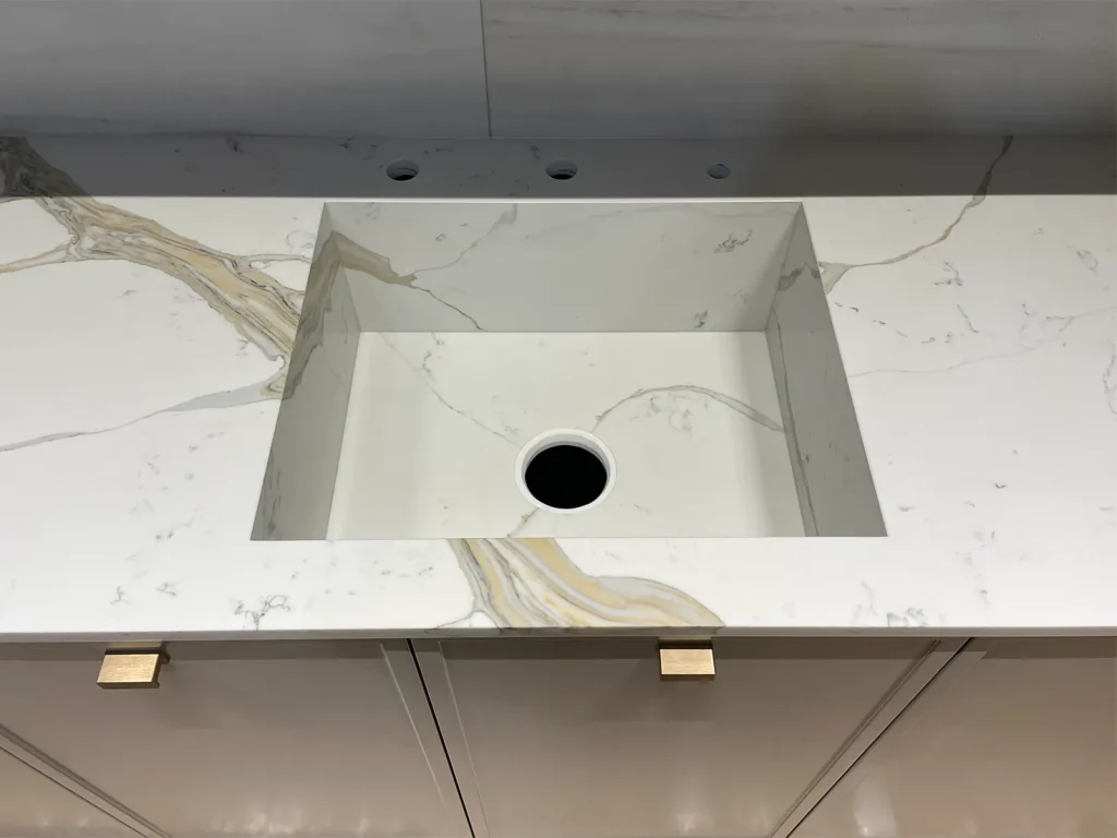 Столешница с мойкой и столешница на остров из кварца Avant Quartz 7030 Калакатта Шенонсо — фото 3 — MAS — Modern Acrylic Stone