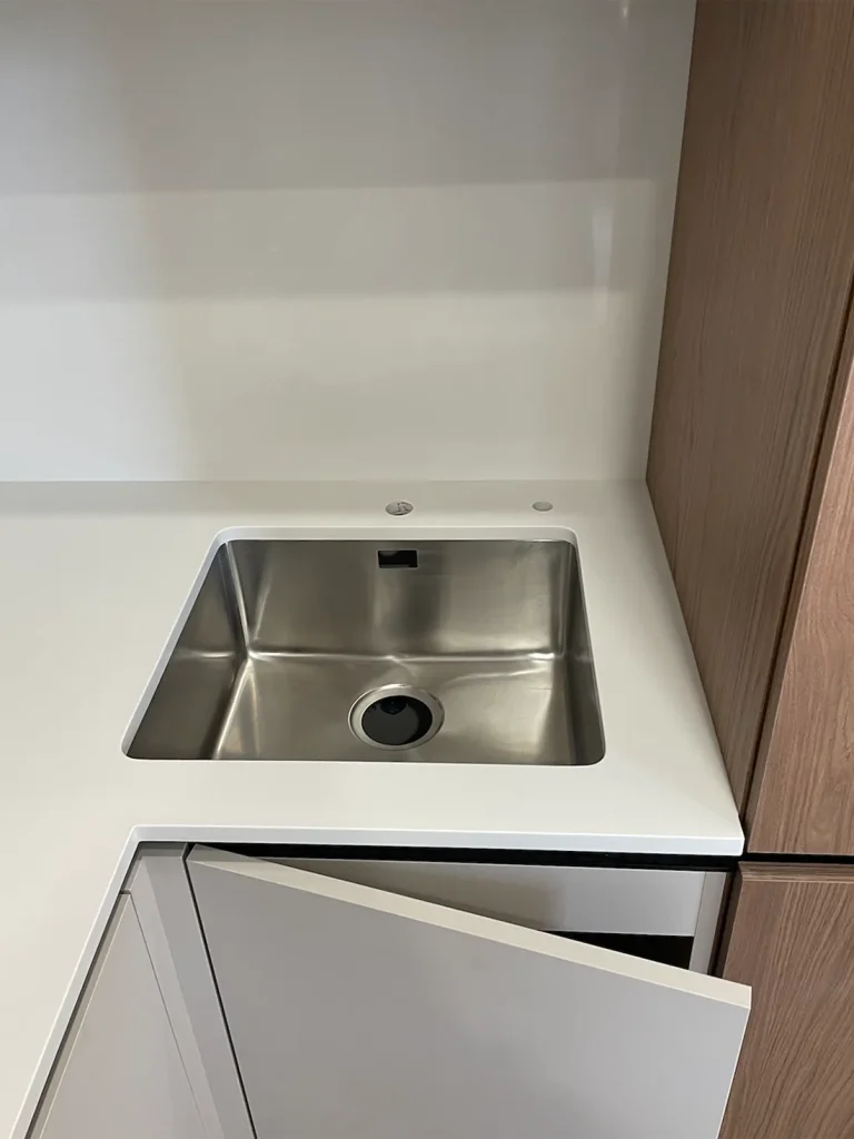 Кутова стільниця, фартух та стільниця на острів з кварцового каменю Avant Quartz 1000 Діжон — фото 4 — MAS — Modern Acrylic Stone