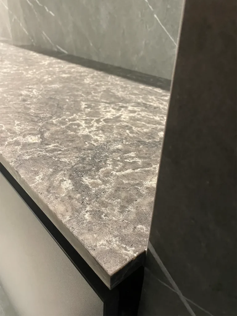 Пряма стільниця з кварцу Caesarstone 6003 Coastal Grey — фото 5 — MAS — Modern Acrylic Stone