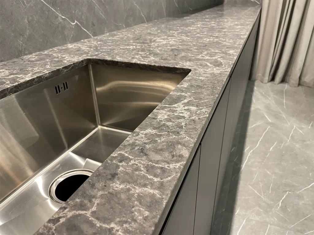 Прямая столешница из кварца Caesarstone 6003 Coastal Grey — фото 2 — MAS — Modern Acrylic Stone