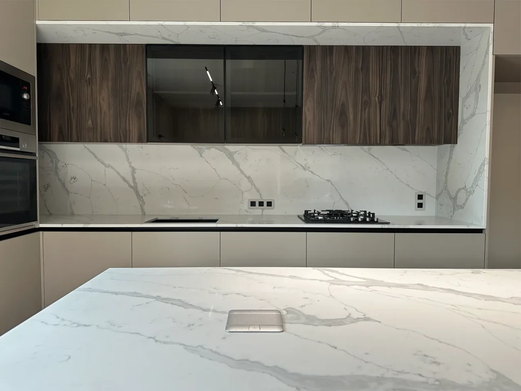 Стільниця, фартух та острів з опорою з кварцового каменю Avant Quartz 7500 Калакатта Аррас — фото 3 — MAS — Modern Acrylic Stone