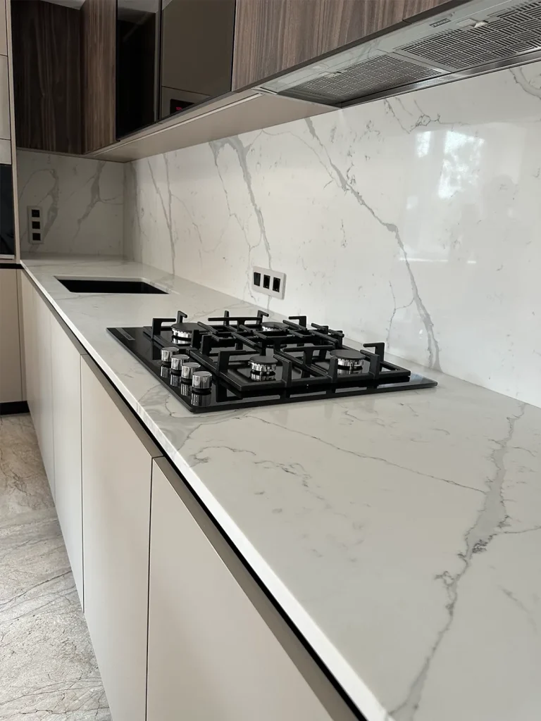 Столешница, фартук и остров с опорой из кварцевого камня Avant Quartz 7500 Калакатта Аррас — фото 2 — MAS — Modern Acrylic Stone