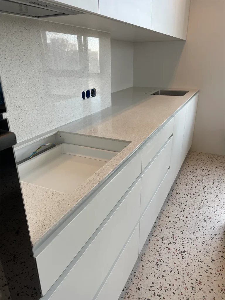 Фартух та стільниця з кварцового каменю Atem White 0016 — фото 5 — MAS — Modern Acrylic Stone