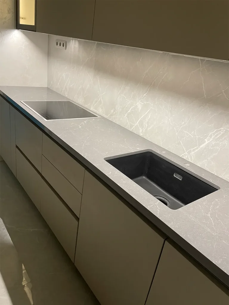 Кухонна стільниця з кварцу Atem Statuario Grey 1105 — фото 4 — MAS — Modern Acrylic Stone