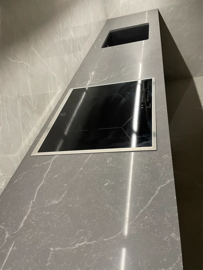 Кухонна стільниця з кварцу Atem Statuario Grey 1105 — фото 5 — MAS — Modern Acrylic Stone