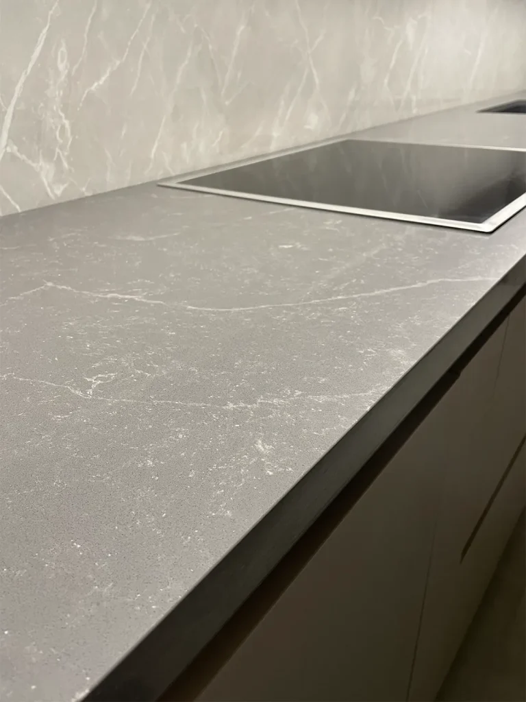 Кухонная столешница из кварца Atem Statuario Grey 1105 — фото 3 — MAS — Modern Acrylic Stone