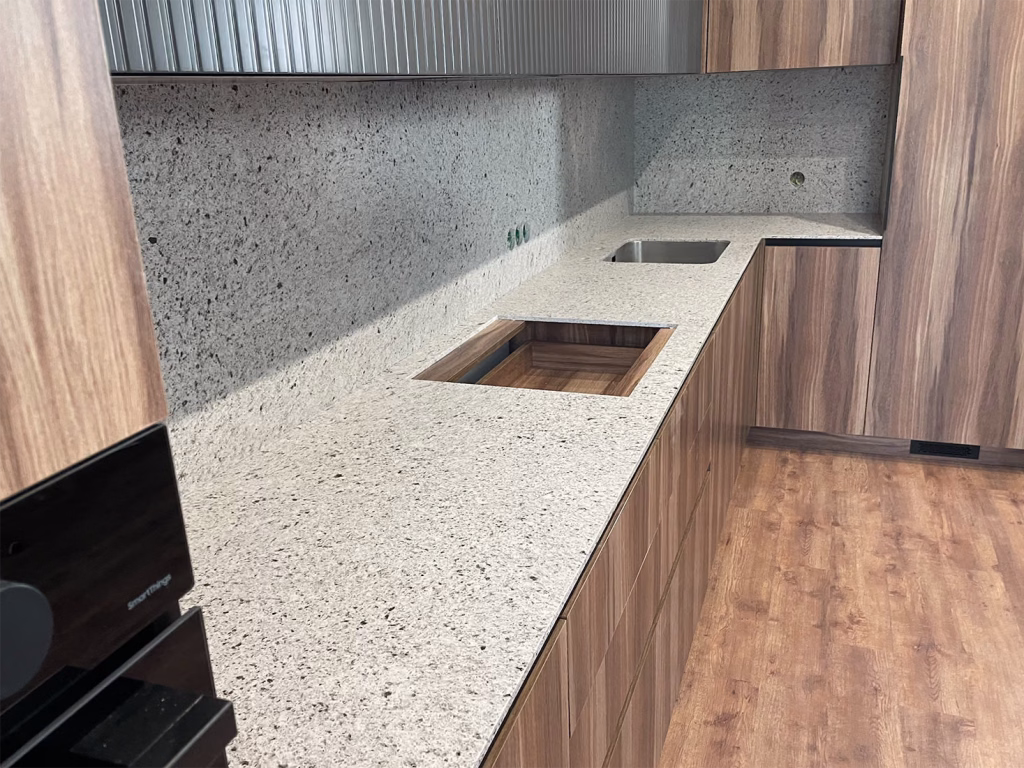 Кутова стільниця та фартух з кварцового каменю Atem Grey Ice 005 — фото 1 — MAS — Modern Acrylic Stone