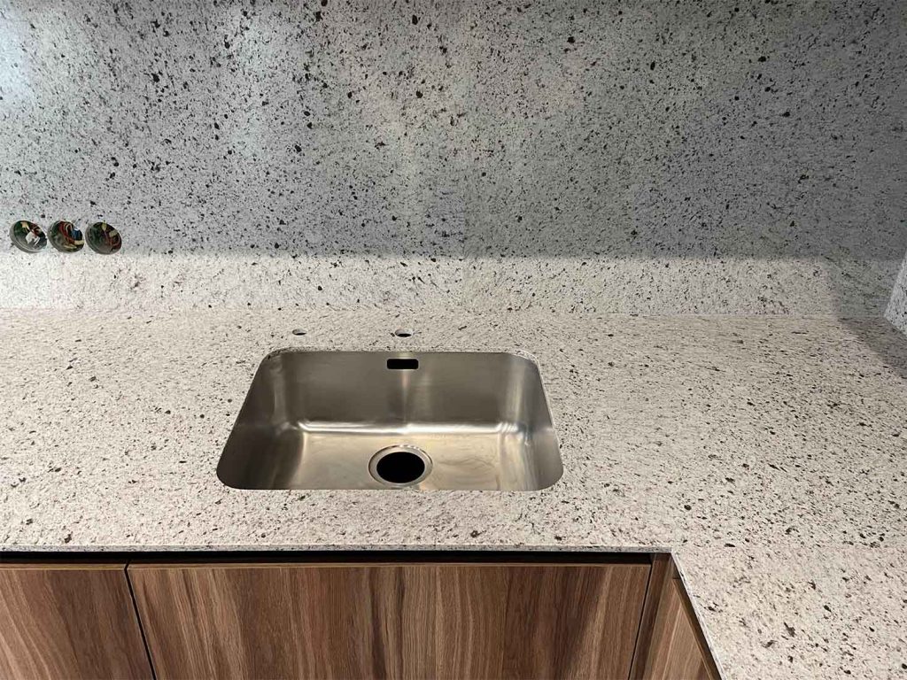 Кутова стільниця та фартух з кварцового каменю Atem Grey Ice 005 — фото 5 — MAS — Modern Acrylic Stone