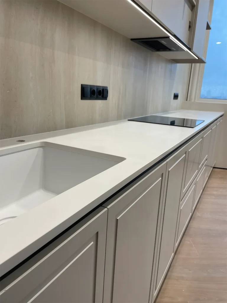 Пряма стільниця на кухню з кварцу Atem White 1117 — фото 2 — MAS — Modern Acrylic Stone