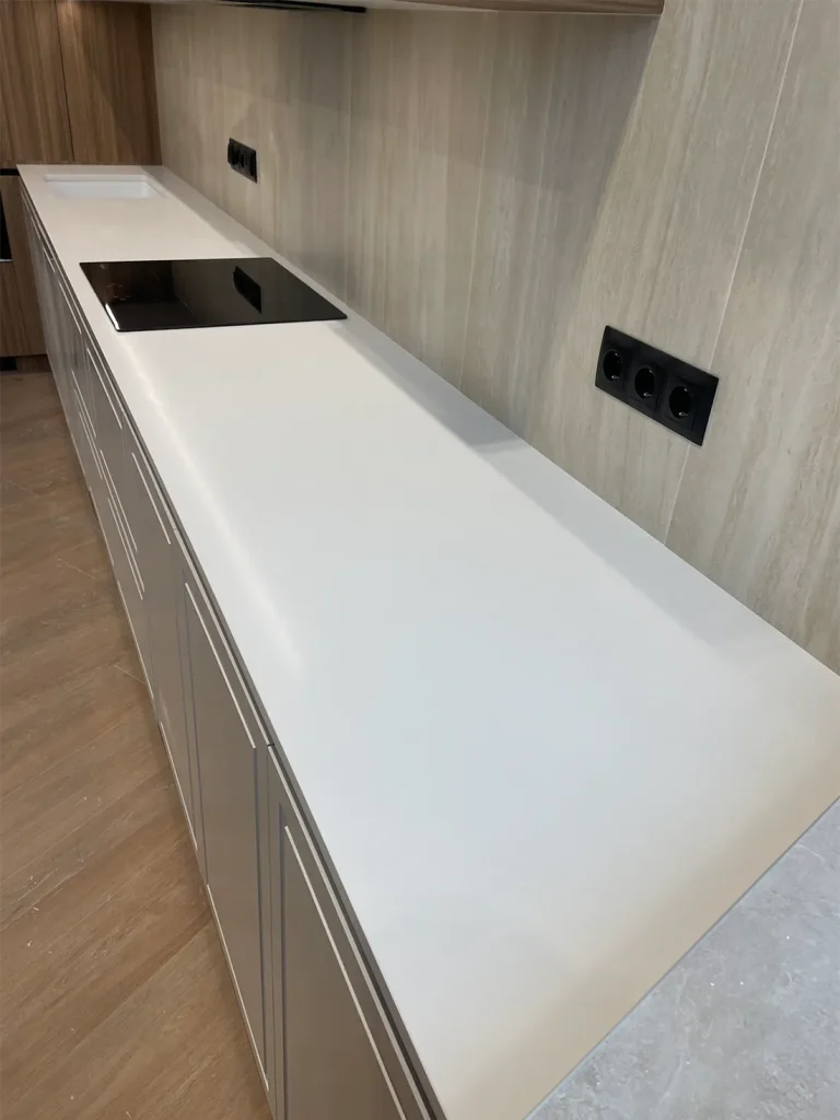 Прямая столешница на кухню из кварца Atem White 1117 — фото 4 — MAS — Modern Acrylic Stone