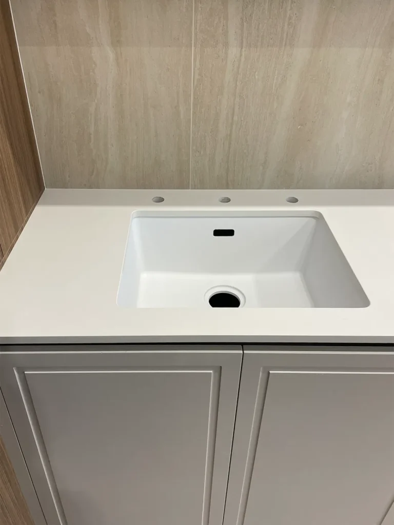 Прямая столешница на кухню из кварца Atem White 1117 — фото 6 — MAS — Modern Acrylic Stone